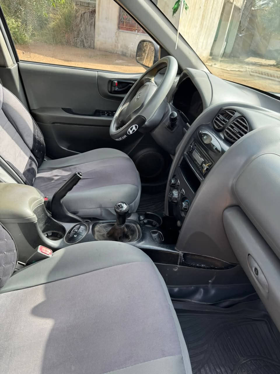 سياره  سنتافي 2007  رقم وسنويه باسمي ستوه محولها  هزه ودوشمه وسياره نضيفه  محرك جديد ستوه مبدل كير عادي  بيها باب وبنيد مرشوشات بسب جراد  تخم تاير جديد جبلي  
ب70 وبيها مجال 
الاتصال على الرقم 
***********
