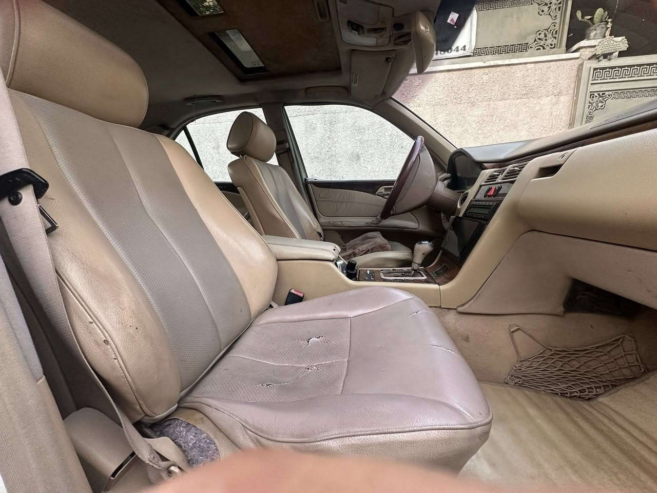 حجم E320  رقم انگليزي باسمي افنتگارد فول مواصفات سلايد بردة خلفية كشنات كهرباء مري قلاب كهرباء 
محرك 6سلندر V.  محرك گير حدادية جيد طخم تاير  فيت بم اصلي جديد نوزلات ومسطرة وبلكات اصلية التبريد عندي عطلت الكمبريسر التدفئة شغالة بيها خياسات يم السلايد ويم الجامة الخلفية وبيها طخة بالباب اليسرى الخلفي ممصلحة السعر 83 وبيها مجال بسيط مكانها بغداد الاورفلي 
***********
