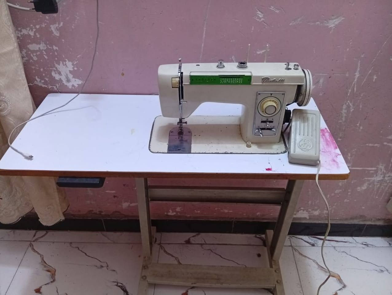 السلام عليكم ثلاجه فقط غاز مع مكينه خياطه للبيع السعر 250 وبيهن مجال       
***********
