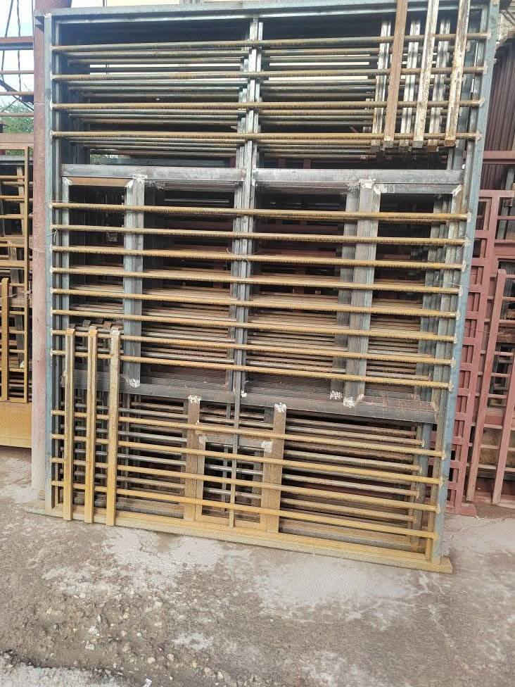 السلام عليكم ورحمة الله وبركاته حداده الانوار بيبان وشبابيك ومحجرات وسقايف وكرفانات وجملونات انواع الحداده العامه وبسعار تنافسيه المتر جمله ومفرد نجهر المواقع بكافه الحداده العامه وشغل درجه اوله واذا ماعجبك الشغل حسابك علينا العنوان بغداد رقم الهاتف *********** واتساب *********** ابو بنين
