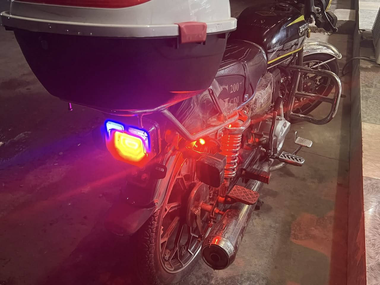 السلام عليكم   من رخصة الادمن 
دراجة سيفان موديل 2024 كلشي بيها شغال اوراقها موجودة محرك 200 بيع مستعجل ب 725 وبيها مجال 
***********
