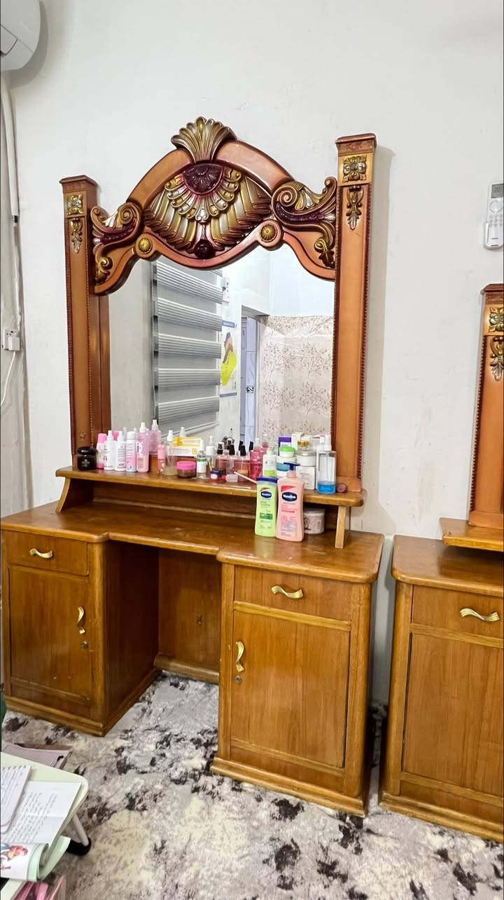 للبيع چرباية وميز تواليت
خشب صاج تفصال ثكيل 
التختة قطعتين خشب بلوك ثكيل 
***********
