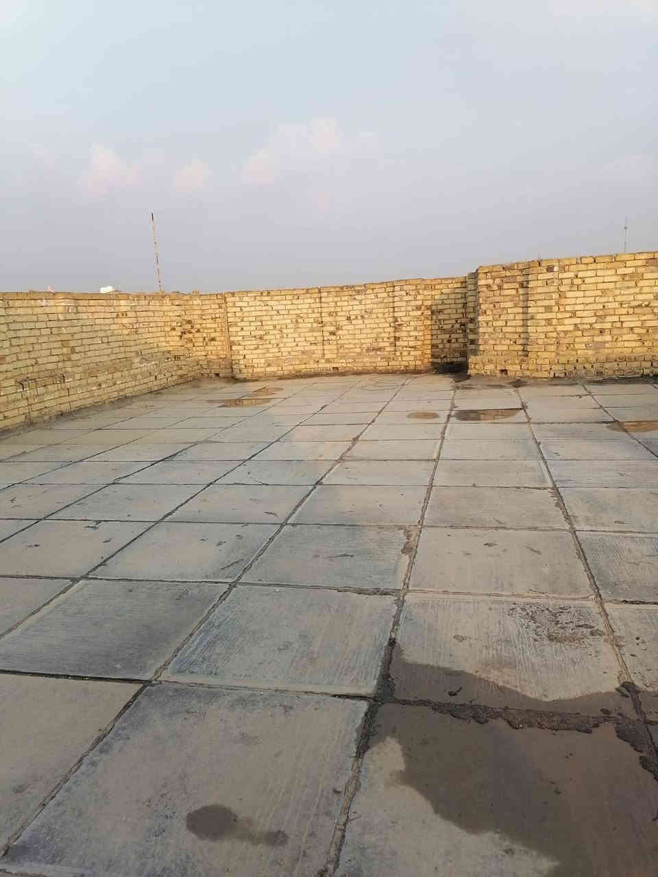 على بركه الله يوجد بيت ركن 200 m للبيع ومراوس في عرصه غرفتين نوم وصاله مطبخ حار وبارد مجموعة صحيات داخليه وخارجيه بيت جديد ستوه كمل بناء درجه اولى حي اور الثانيه ركن مقابيله حديقه   الفرع الي يم انوار ابو المطعم        الاتصال على الرقم *********** ابو مصطفى مكلف بنشر
