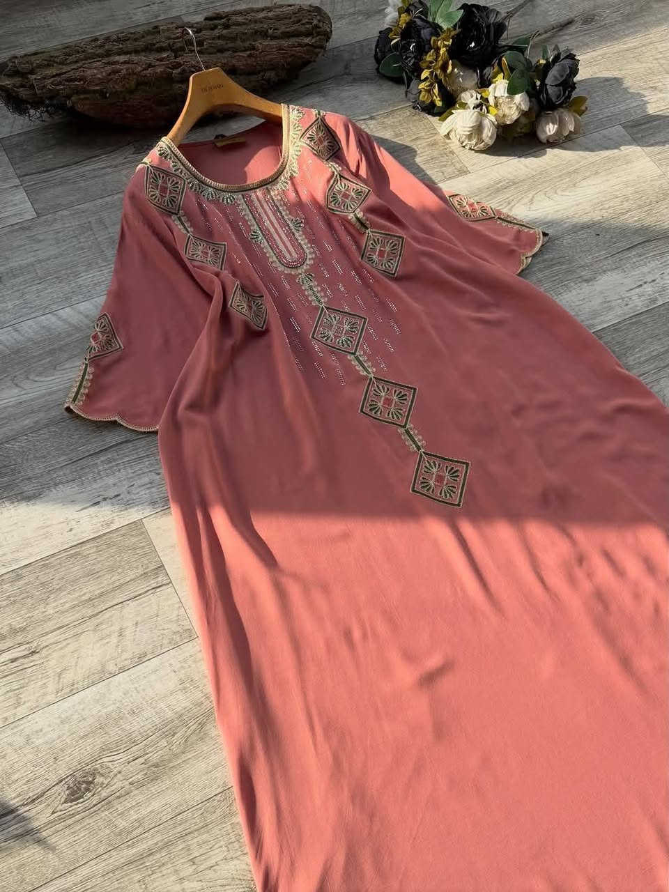 #تكــــــــــررااااار_ووووووصـــــــل
راحة تلبسينها… وأناقة تشوفينه🙂🤍😊
اختيار مثالي للبيت ولمّات العائلة ❤️🌺🦋🐅
😌👗 دشداشة كشمير تطريز هندي أصلي 
قياس 2x_3x_4x_5x
#سعــــــــــــــــــــــــــــــــــــر10
يوجد توصيل داخل المسيب الفين دينار 
يوجد توصيل محافظات


**إذا كنت صاحب هذا الإعلان وتريد حذفه لأي سبب، رجاءا أرسل رسالة إلى الدعم الفني**