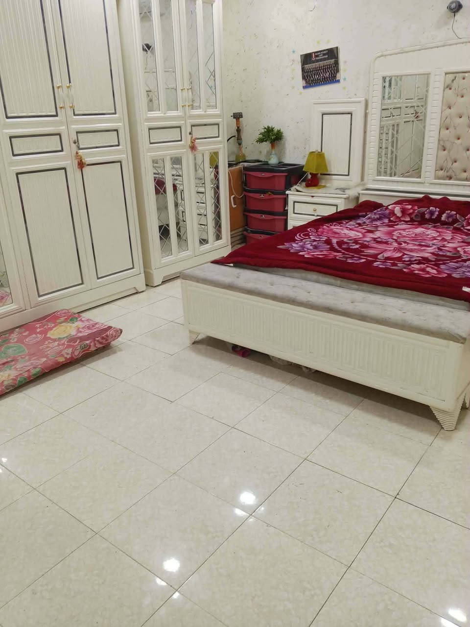 السلام عليكم بيت طابق الأول غرفه وصاله وستقبال ومطبخ وطابق ثاني نص بي بس غرفه وصاله شلون مغزن العنوان علوه فحل شارع مغزن موز يم فلل تواصل علئ الرقم ***********
