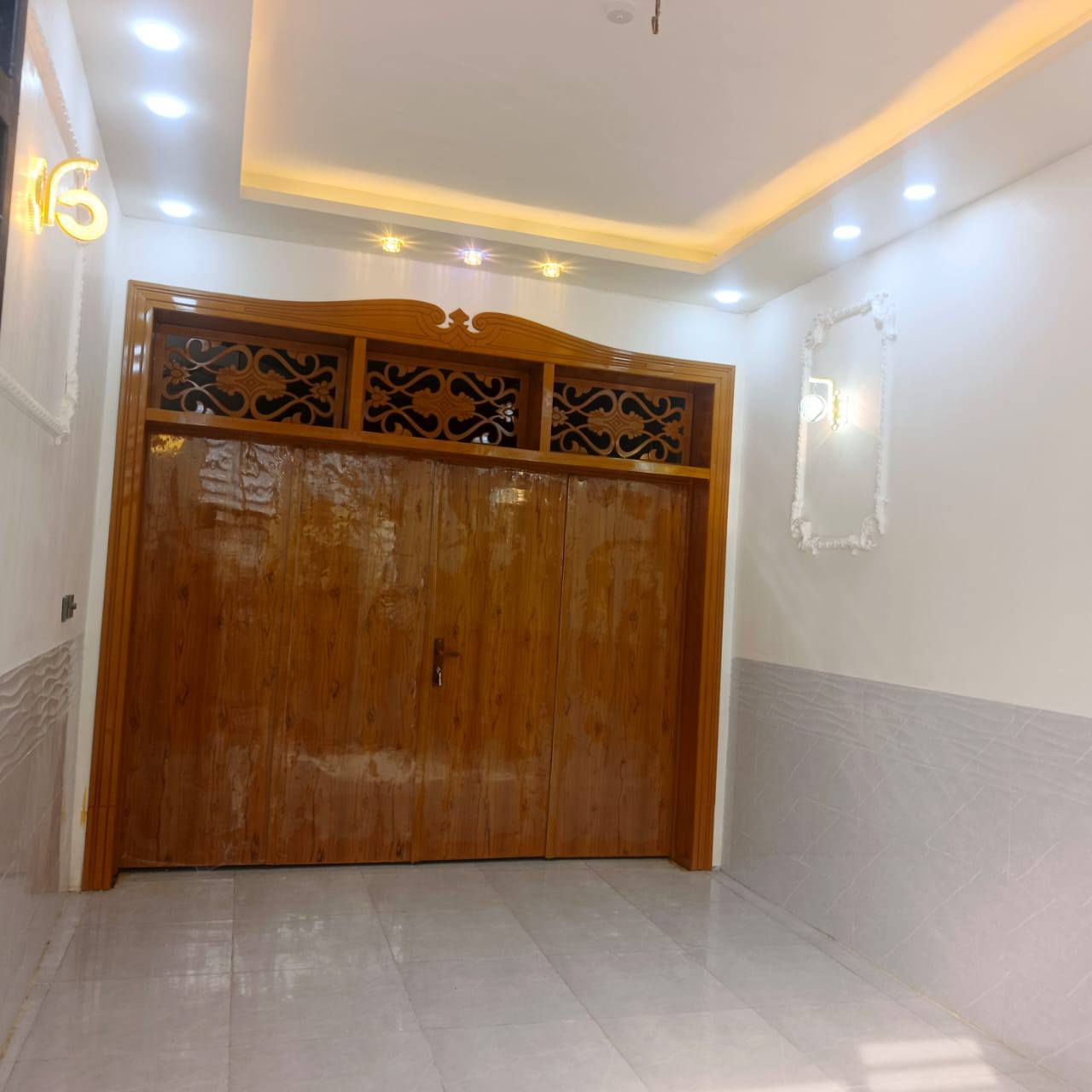 دار للبيع بالنداء شارع مجمع بيتي منطقة 56 بضهر شارع مجمع بيتي مساحة البيت 100 متر  طابق ونص سعر 115 مع المجال رقم الهاتف واتساب ***********
