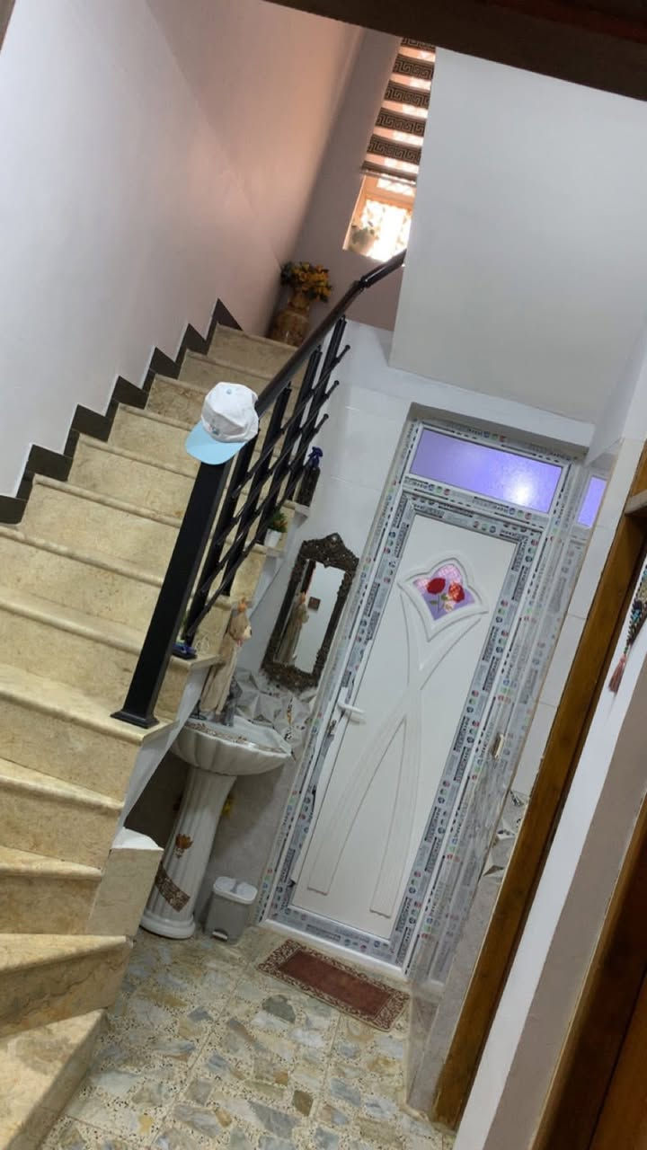 السلام عليكم 

دار للبيع في قريه طالب العلي مقابيل هزة الحسينية تبعد عن بغداد 10 دقايق 💙

 الشارع المؤدي الى المحطة القدس اول نزلة على يسار يسمو  شارع أبو قتيبه  يبعد عن الشارع العام 5 دقايق واقل هم 

 المساحة 150 متر 💙

الواجهه 10 متر والنزال 15 متر

البيت ملك طابو زراعي سند 25 تحويل مباشر وقانوني من كل النواحي

يتكون البيت من كراج خارجي تدخل بي سيارة وخدمات خارجيه كامله 

البيت بي 3 مداخل 1-من الاستقبال  2-من الهول 3- من المطبخ 

الطابق الاول : 

استقبال / هول /مطبخ /غرفة نوم /خدمات صحيه/ترك خارجي بظهر البيت فدشي كلش حلو

الطابق الثاني :
غرفة نوم على طول الاستقبال 
غرفة نوم + بلكونه 
غرفة نوم + خدمات صحيه 
يعني الطابق الثاني بي 3 غرف نوم 

البيت سطح ناصي وسطح عالي دبل سطح البيت متعوب عليه من كل النواحي من كهربائيات ومن ارضيه وديكورات 
نقص البيت فقط الواجهه

السعر 150مليون وبي مجال والشراء يدلل ❤️

 ***********
