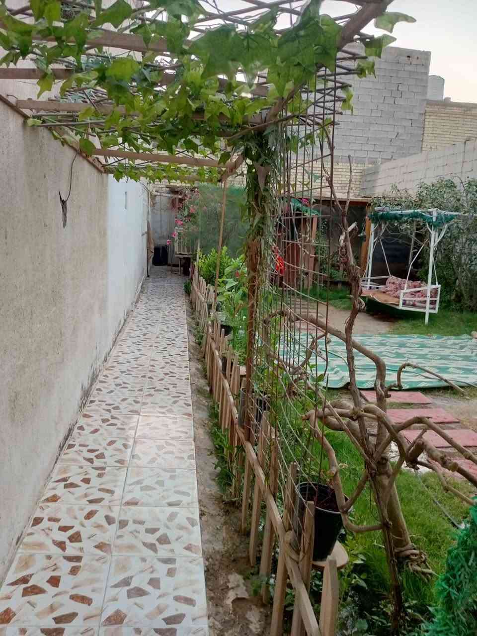السلام عليكم بيت مساحه 300 الكرغوليه خلف مول الامراء بناء 155 والحديقه 145 غرفه نوم بيه حمام ومطبخ والحولي والصحيات والهول وستقبال وصحيات  والحديقه بيه محل وصحيات وجلسه عربيه وغرفه صغيره وخلف للغساله والتنور  السعر 145 هاتف***********
