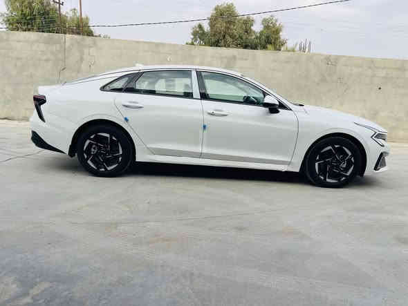 السلام عليكم 
كيا K5 خليجي
الموديل : 2025. (خليجي) . 
المحرك  : 4 سلندر 2500 سي سي GDI.
رقم سليمانيه
ماشية 15
ام الضمان

المواصفات :

* مقعد كهربائي جلد .
* شاشة عدادات الكترونية متصلة .
* بصمة و تشغيل عن بعد 
* التحكم في التكييف و الوسائط لمس . 
  • اوتو هولد
* هاند بريك كهربائي .
* مرايا طي كهربائي .
* حساسات اصطفاف امامية و خلفية .
* مانع انغلاق للعجلات مع نظام الثبات الالكتروني .
* نظام ANDROID AUTO & APPLE CARPLAY .
* اطار قياس 215/55R17 .
* حساسات ضغط الاطارات .
* أنظمة قيادة متعددة .
* مكيف خلفي 
وبعد بيها مواصفات
ااسيارة بعدها شركة كفاله من ضربه صبغ وبارد بعدها بفابلون الشركة 

السعر 230$ وبيه مجال بسيط 

للاستفسار مراسله او اتصال مكان السياره واسط الزبيديه 
***********
***********
