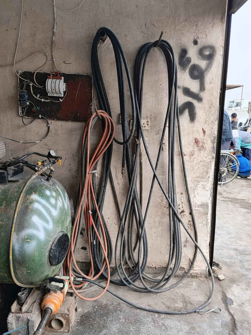 للبيع
***********//***********
المكان بغداد التاجي قرية عواد الحسين 
للبيع محل كامل فقط ما ابيع مفرد
ماطور 10حصان 3فيز
هي وملحقاتها صواندات هواء دريل فتح براغي دبل بشارة 
وديل جديد ما مستخدم دبل بشارة 7لقم 
مشحمه مستعمل جديد عدد2
ماطور 7ونص حصان 3فيز شغال 
دريل صغير مستخدم شغال
ماطور حف جوب شغال
كاوية ركع انكليزية الصنع شغالة
مشحمه يدوية مستخدمه شغالة هيدروليك وسيوييل
مبردات عدد2شغالات 
رف 4متر 5خانات 
دهن سي اويل 11جلكان 20لتر عراقي 
دهن لوريات اسد الخليج ع1
فلاتر دهن وكاز وبانزين انواع السيارات وانواع الاحجام 
محكان دهن عدد5
براميل فارغ عدد4
برميل كريز خفيف حراري اخضر عراقي عدد1
لوكر عدد6ابواب 
جكات عدد3مال لوريات معدات ثقيلة 
جاكوج عدد 2كبير 
تايلبر عدد4مستعمل و3جديد 
خالعه تايرات لوريات 1
خالعات 5قطع مال ويل قطع 
سباين ومفاتح انواع وفاتيح دهن ايضا 
مسدسات كاز عدد 2
جك صغير عدد1
