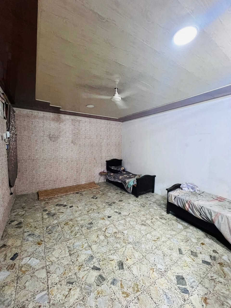 بيت للبيع 260 متر - طابو صرف 

النجف - حي ميسان - قطاع 14 ( على ساحة مشتل )

بناء صب كونكريت مسلح

يحتوي على

3 غرف وصالة واستقبال ومطبخ
وصحيات داخلية وخارجية ومكشوفات وطارمة وحديقة

#السعر 275 مع المجال

للاستفسار *********** مكتب القلعة للعقار
