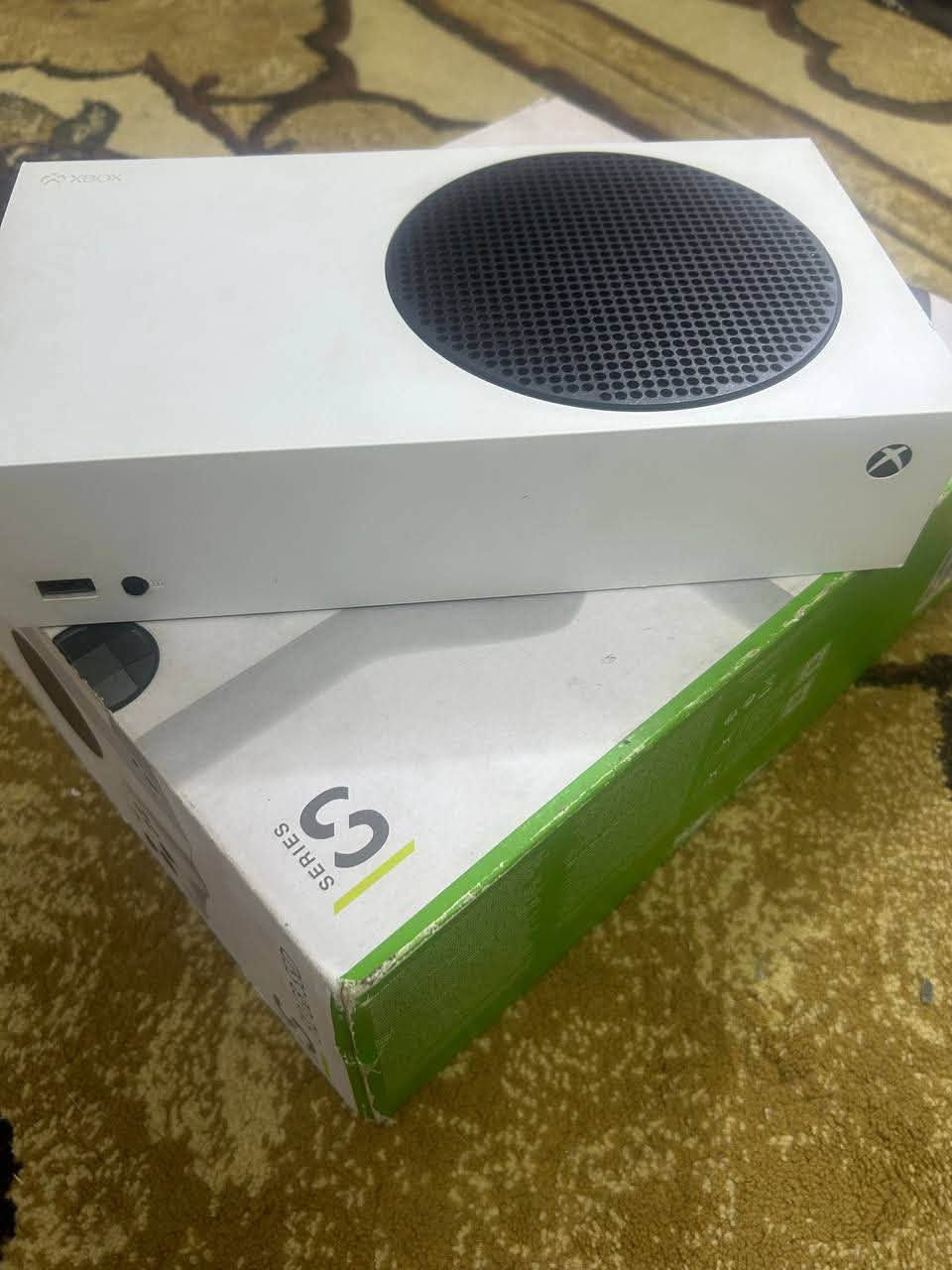 🎮 للبيع | Xbox Series S 512GB
نسخه (2022)
الجهاز نظيف جدًا (مفتوح تنضيف)

استخدام شخصي ويشتغل 100% بدون أي مشاكل.
‎

يجي وياه:

🎮 جوستيك واحد + مشتري Gta وحدهه ب 20 

📦 الكرتون الأصلي.

🔌 جميع الأسلاك الأصلية.

💰 السعر:375 ألف دينار  وبي مجال للشراي 

رقمي بي واتساب وهم اتصال ***********.
للعلم لا يوجد توصيل مكاني بغداد الحريه
