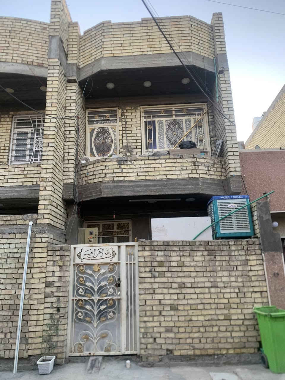 السلام عليكم دار للبيع طابو صرف زراعي سند 25  / واجهية اربعة في 12 ونص   50 متر\  استقبال + مطبخ + صحيات + منور + غرفة نوم / حي البساتين شارع احمد الوائلي للاستفسار اكثر 
هذا رقمي واتساب فقط  ‭0774 913 9508‬

او اتصال    ‬ ‭0770 681 3048‬
