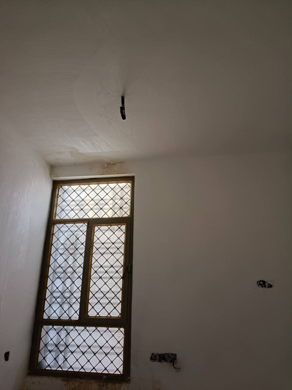 دارطابو صرف المساحة100مترباسمي البناء عبارة عن مشتمل غرفة نوم و مطبخ وحمام داخلي كبير وحمام خارجية وممر ومنور وخدمات صحية ماء  ومجاري وكهرباء دفن الأرضية بورسليين السقف صب كونكريت مسلح الرباط والبتلو كونكريت / كربلاء حي الجهاد أول فلكه شارع الصب خلف.   المستشفى الصيني ***********/0780328315للشراب.السعر70سبعين مليون مع المجال أقول مع المجال
