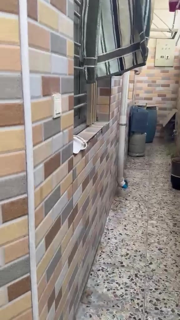 الدار للبيع مساحة ١١٠ متر العنوان الشعله الأولى خلف البازيخانة بيت بناء حديث البيت ركن للإستفسار اتصل على الرقم ***********
