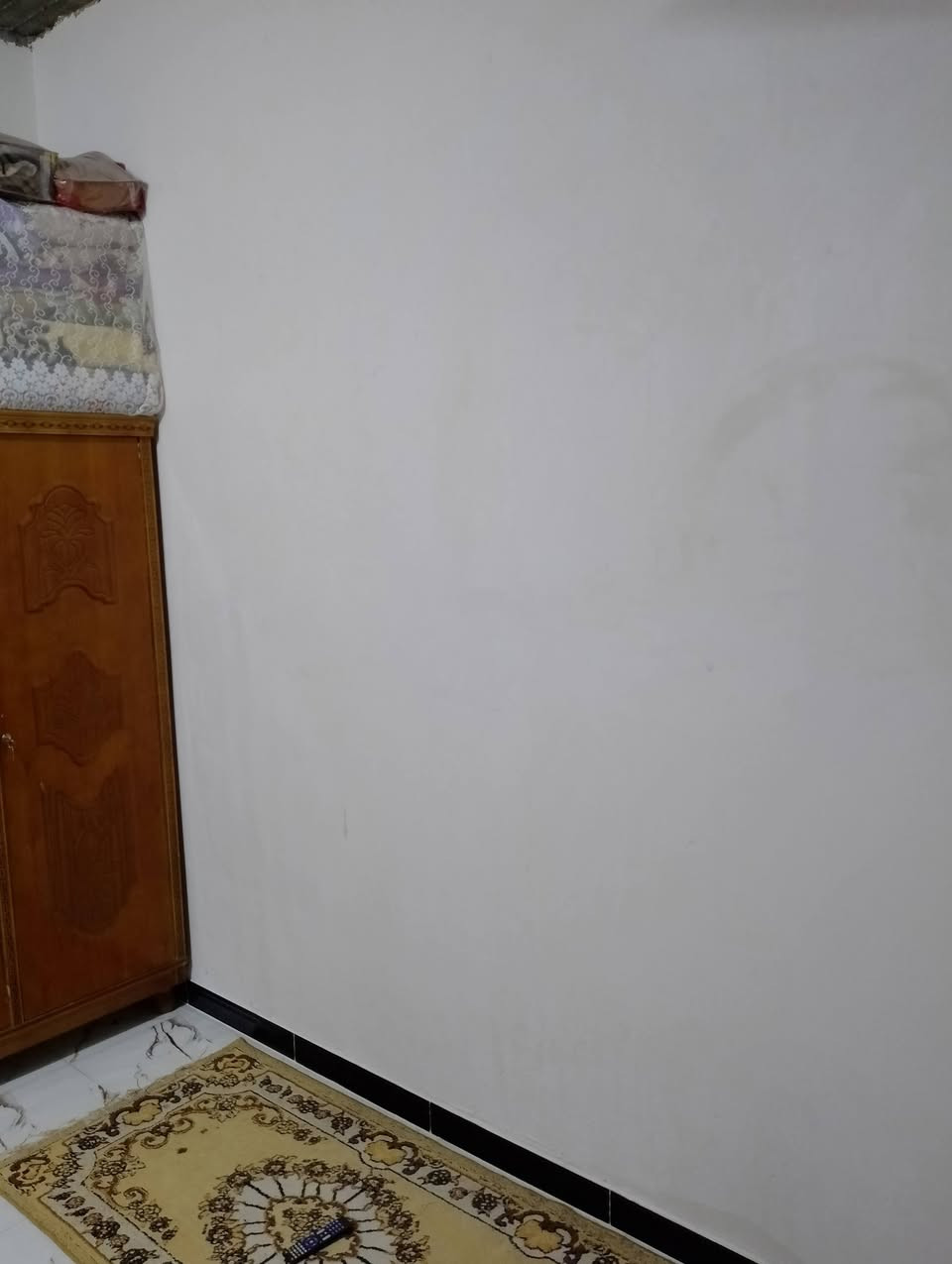 يوجد بيت زراعي مساحة 100 متر يشتمل على غرفة واحدة وديوانية وهول وحمام خارجي وداخلي طابق واحد فقط هاتف ***********
