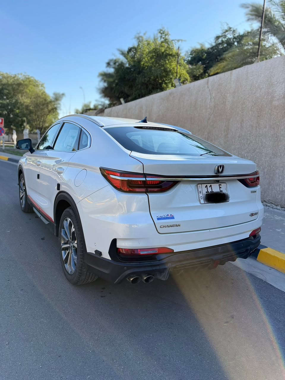 السلام عليكم
� للبيع شانجان CS85 موديل 2022 فول مواصفات
حره بأسمي تحويل مباشر
ماشية فقط 65 ألف كيلومتر
🔹 رقم السيارة: بغداد / انكليزي الجديد
🔹 السعر المطلوب: 175$
🔹 الفئة: فول أوبشن تشمل كل مواصفات 

💥 مواصفات السيارة (فول أوبشن):

 • شاشة لمس كبيرة + كاميرا 360 درجة
 • رادار أمامي + تنبيه مغادرة المسار
 • فتحة سقف بانوراما
 • تشغيل بصمة + تشغيل عن بعد
 • تبريد وتسخين مقاعد
 • نظام صوتي قوي
 • إضاءة LED أمامية وخلفية
 • حساسات أمامية وخلفية
 • كراسي جلد كهربائية
 • گير توبترونيك + نظام قيادة متعدد الأنماط
 • مكيف ثنائي المناطق
 • ويل 19 الأصلي
 • محرك 2.0 Turbo بقوة 233 حصان
للاتصال ***********
للعلم بيها بارد قليل جدا ونهائيا ممبين اباب السائق من الاسفل  
و طعجه صغيره بالجاملغ الخلفي
