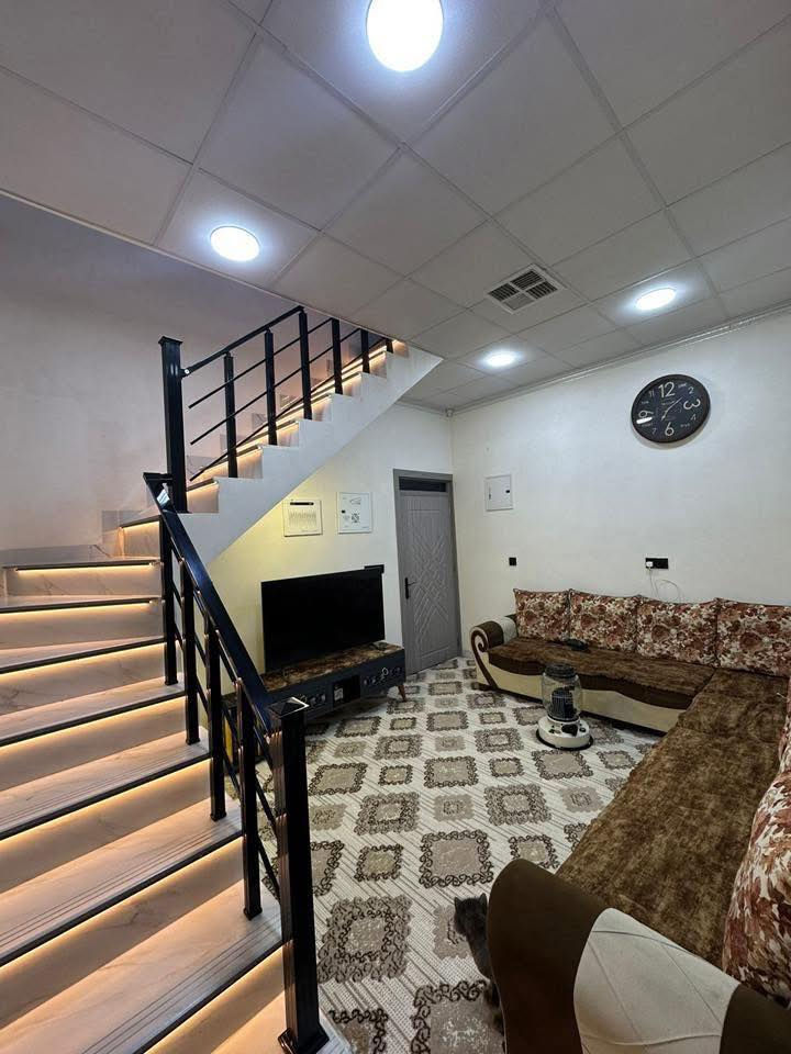 #اعلان  دار للبيع طابو صرف في منطقه ٥٨ بناء حديث 
#مساحة ١٠٠ متر طابقين فول مثل ما موضح بالصور 
#رقم العقار ٥٨/٥٣٤ 
بناء ملكي فول : 
طابق الاول مطبخ + غرفه نوم + هول+ صحيات 
طابق الثاني هول + غرفتين نوم + صحيات 
#السعر 100 مليون 
موقع مقابيل اسواق ابو اطياف
للاستفسار الاتصال بالرقم ***********
او زياره مكتب اق صو سايدين كوباني قرب صيدليه غصن الزيتون
