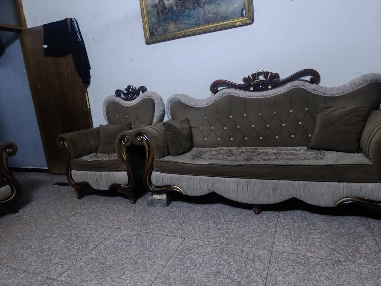 السلام عليكم عندي طخم مكون من 10مقاعد للبيع سعره 250فقط بيه رجل وحده بلاستك مكسوره موجوده عند الانشائيه من عدها اليحب يشتري الاتصال على الرقم ***********وبيه مجال

