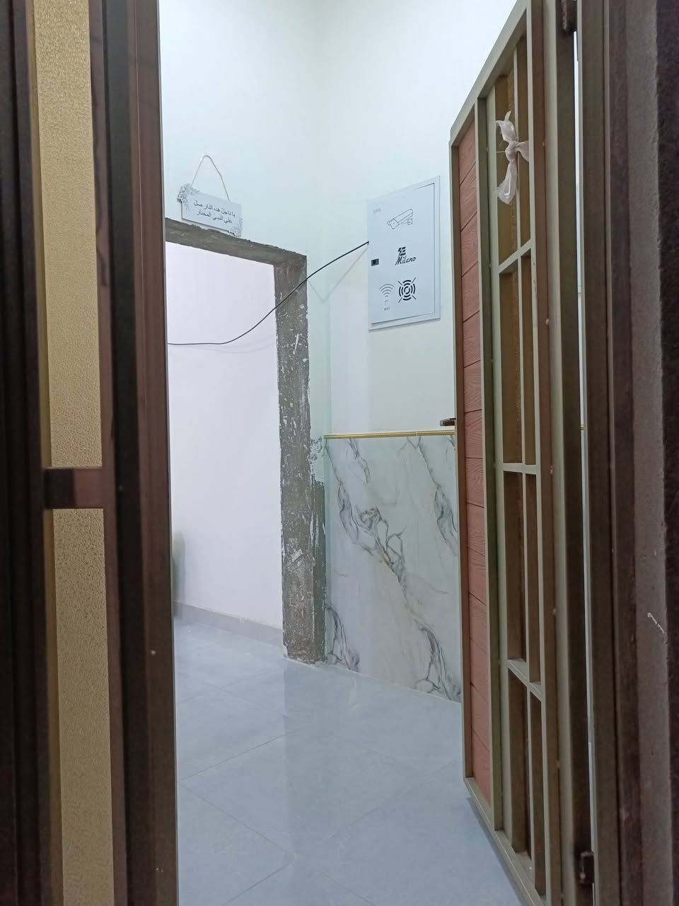 السلام عليكم 
بيت للبيع بحي الشهداء قرب ملعب عمو بابا مساحه 200 غرفتين /صاله/دوانيه /مطبخ حار وبارد/صحيات/السعر165وبي مجال/***********
