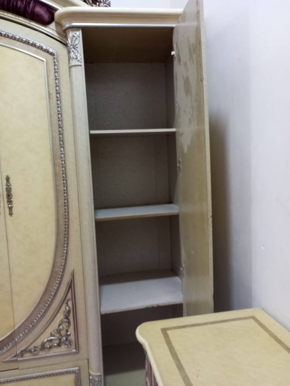 غرفه اخشاب للبيع سعر ٣٥٠مع الدوشك بيها مجال لاستفسار مراسله وتساب عله هذا رقم ***********حله حي الجزائر
