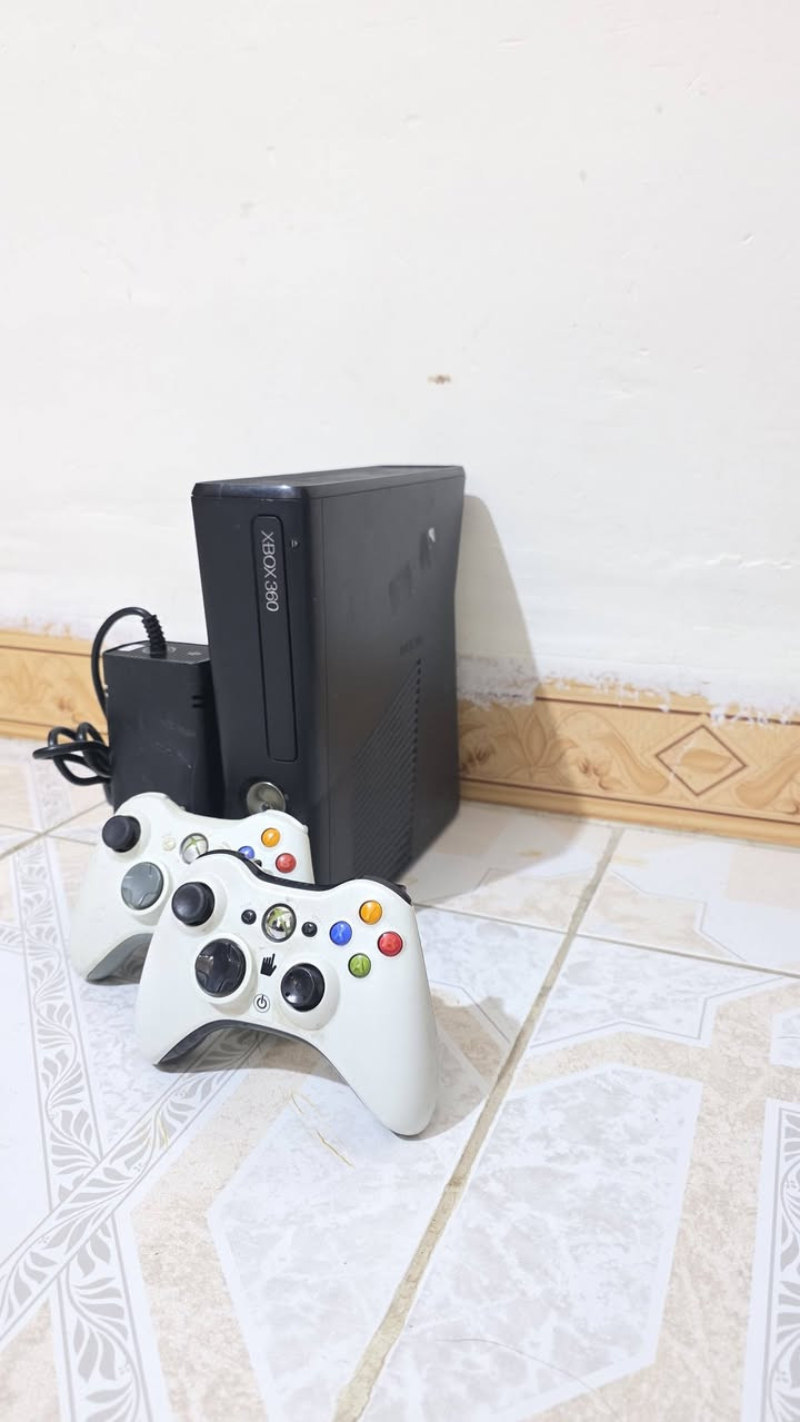 اكس بوكس 360مهكر حيل نظيف يحتوي على 72لعبة قويه ويحتوي على 2جوستك بلادي وغراضه كله بلادي شرط الفحص السعر 130وبي مجال للطيبين توصيل جميع المحافظات متوفر ***********
