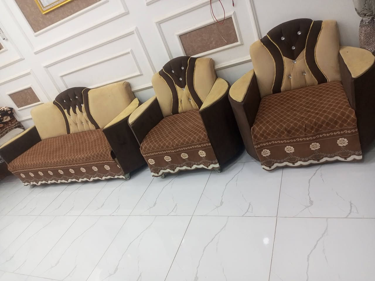 تخم خمس قطع نظيف سعره مع تلبيسه300بيه مجال رقم هاتف ***********
