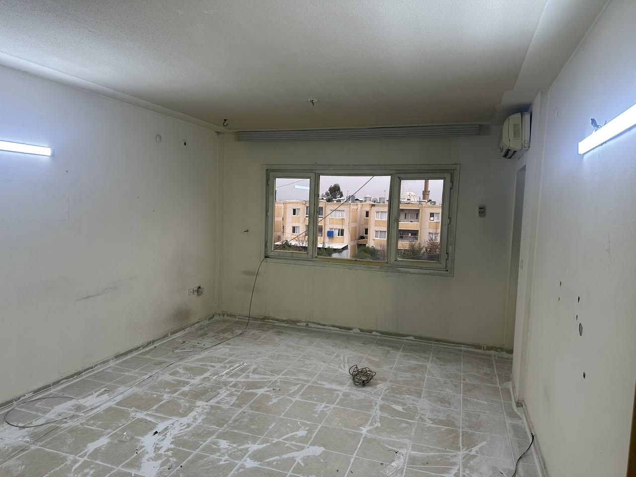 شقة للايجار بمجمع هانا ستى قرب سايدين المناره
الشقة طابق ثالث 
غرفتين نوم و صالة و استقبال و مطبخ و بالكون و مخزن
بي كونتر و سبالت
الايجار ٣٥٠ الف
***********
