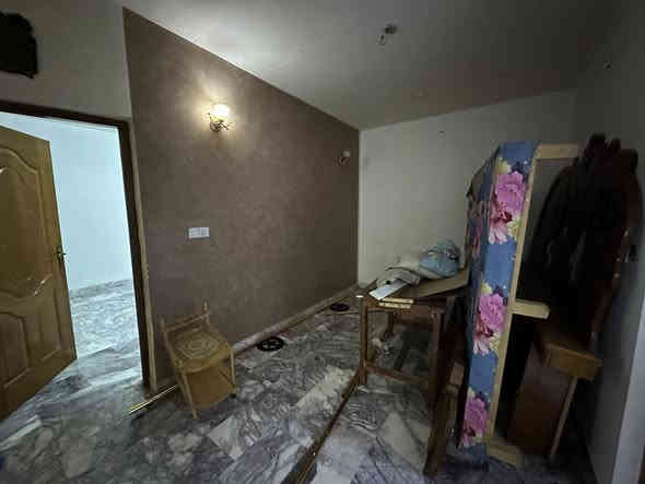 #للايجار______في_______السيديه

بيت مساحه  120 متر  نظيف جدا
 يتكون من

مدخلين 
واربع غرف نوم مطبخ صاله خدمات صحيه عدد  2 وطرمه صغيره 

علما ان العقار مجهز بسبالت

#الايجار مليون وربع

للاستفسار الاتصاال على الارقام التاليه

***********

***********
