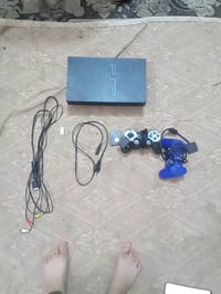 هذا جهاز بلاي ستيشن 2 مستعمل بحالة جيدة مع ملحقات تتضمن عدة كيبلات ويد...