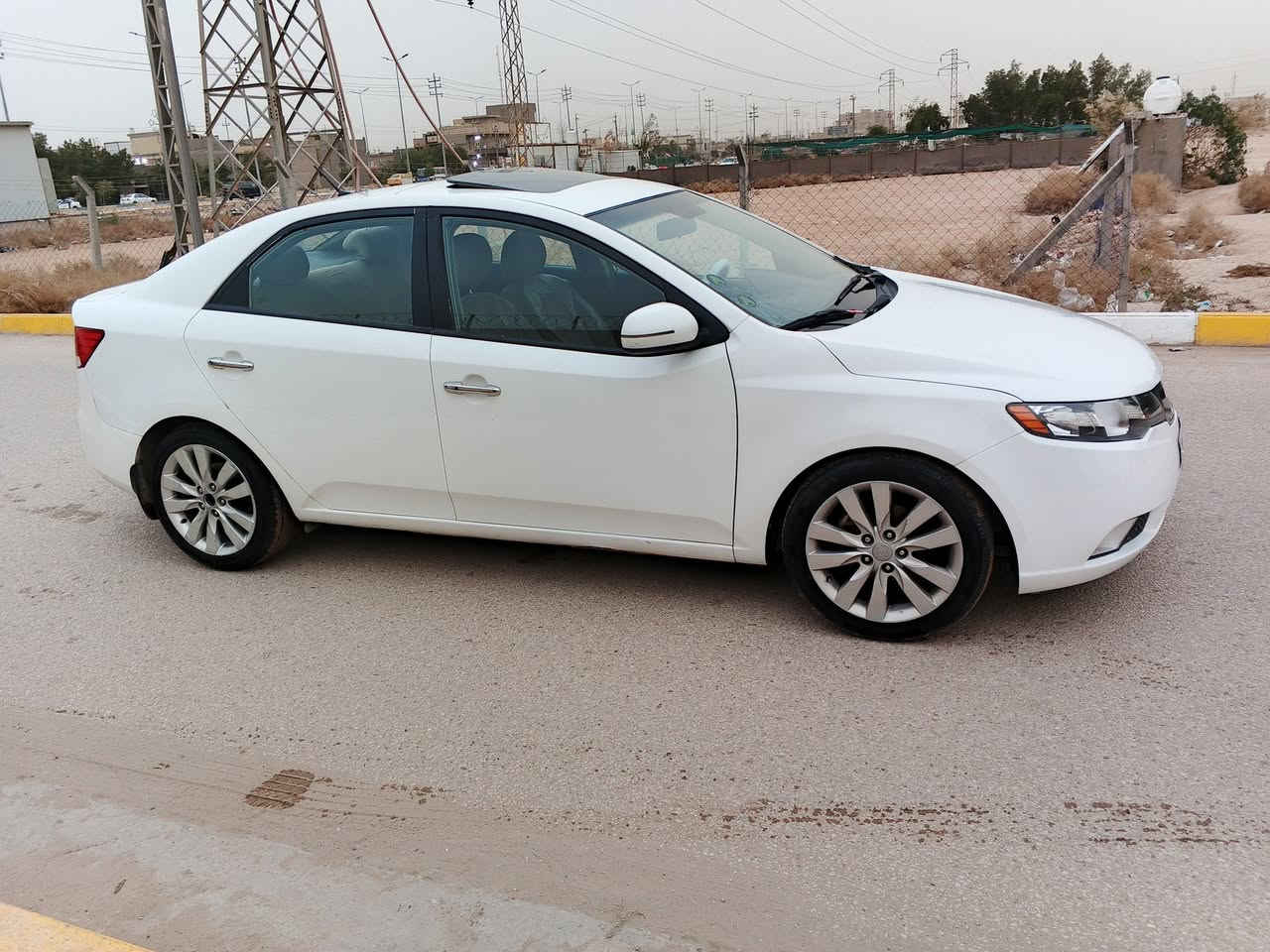 السلام عليكم سياره للبيع نوع سيراتو خليجيه موديل 2013 فول مواصفات واحد عله واحد. بصمه فتحه شاير بلمري مري شفط حساسات خلفيه كير شفتات محرك 1600دوش المرغوب  بصمة ابواب  خمسه ويل كاب تدفئه وتبريد محرك جديد كير جديد حداديه جديده تخم تاير جديد سنويه لل27 بأسم كردي تريد تحويل  تريد وكاله رقم سليمانيه سياره بيها قطعتين صبغ بدون دواخل السياره عله وضع الشركه السعر المطلوب 95 وبيها مجال للطيبين العنوان كربلاء رقم التلفون  ***********
