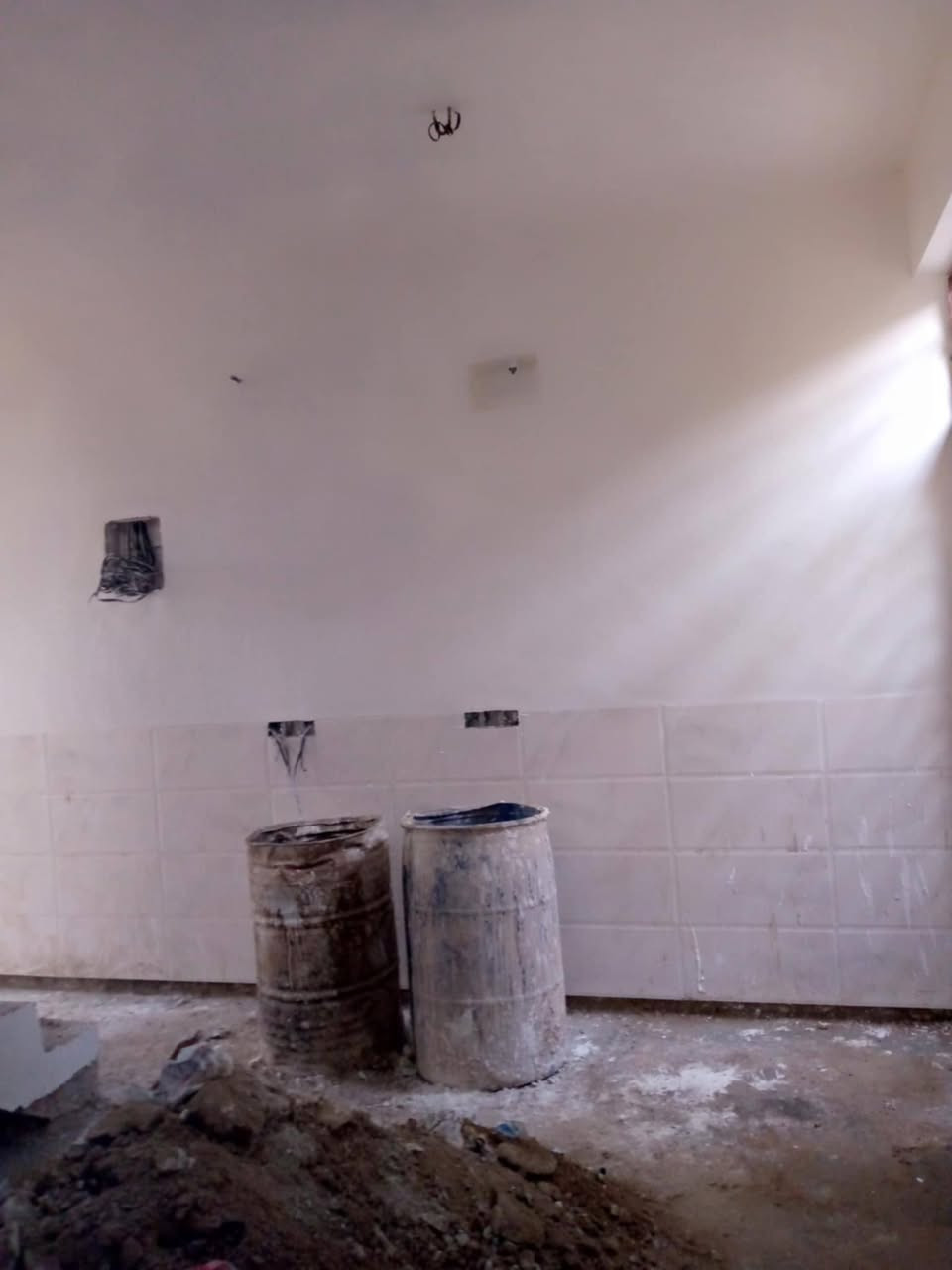 السلام عليكم متوفر كادر شغل جص بياض لبخ نعمل جميع انحاء بغداد للتواصل والاستفسار  الاتصال على الرقم التالي ***********
