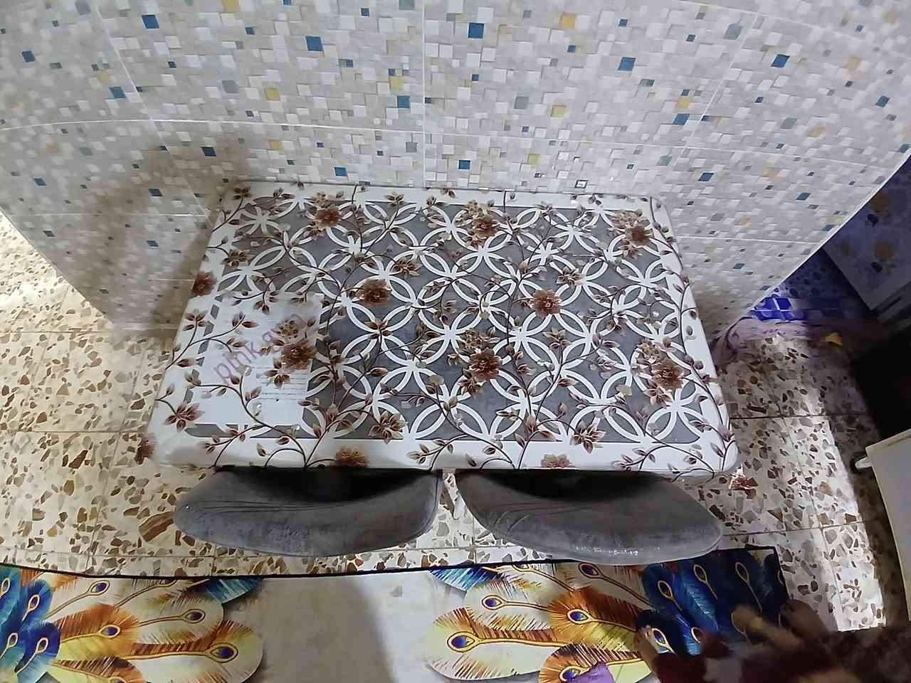 ميز طعام نظافة ٩٠ % اخو الجديد الاطار الخارجي كزاز 
اربع كراسي وياه نظيف ويخبل مال عائلة صغيرة 
 السعر ١٧٥ الف وبيه مجال بسيط... 
عنواني الكوت /الزهراء 
***********...موجود واتساب ...
