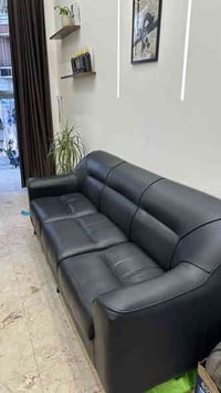 قنفة جلد لون اسود للبيع ترهم للمكاتب وترهم محلات قاعات مستعمل شهر واحد...