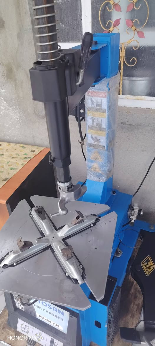 #للبيع
قالعه+جهاز بلنص.
نضافه 95٪
مستخدمات شي قليل جدآ
المكان قيارة /أمام غربي 
تواصل ***********
