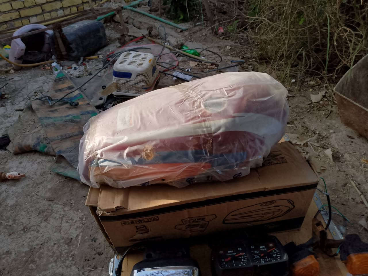 السلام عليكم 
غراض نامه شلامجه بلاد للبيع فتحتهن من الدراجه
1-تانكي وصفاحيات ماروني اصلي اجه بلدراجه بي شويه زنجار بطنه ب15
2- دشبول نامه شلامجه شغال كله عدا الايت الزرك مايشتغل يشتغل بس الاحمر ويتبدل عادي ب8
3- زوج زرازير ب3
4-زوج يدات اصليات شغالات عدا دكمه الهورن مكربنه ب5
5-ضفيره نامه اصليه شغاله من الطول للطول استخدام شهر ب6
7-لايت نامه امامي شغال بس اليزري عطلانه جم وحده بيهن
8-زوج اشاير خلفي شغالات ب4 
9-سوبايتين وحده دبل سوده ب15 وحده ربع صغيره رياضي ب4 
(ملاحضه الاسعار قفل) 
مكاني سماوه البساتين الشرقيه 
هاذة رقمي ***********
