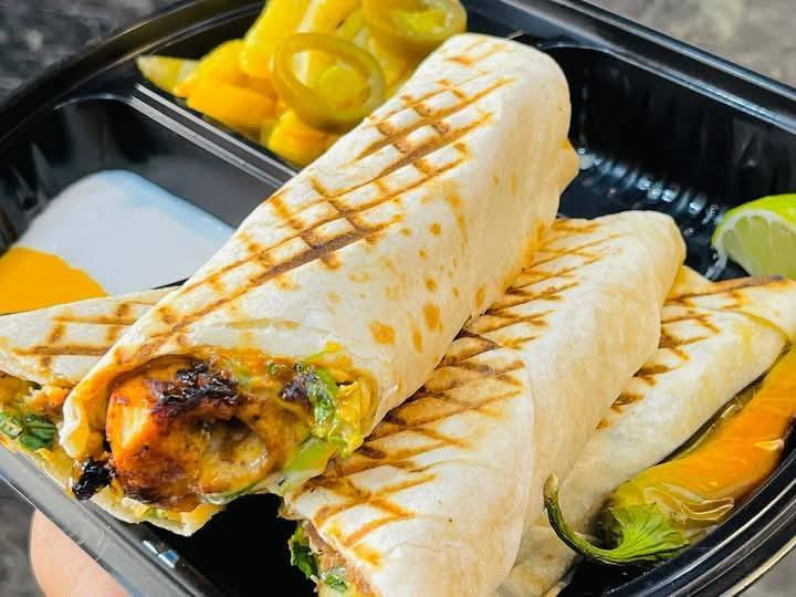 خدمه توصيل موجود لا خوف عليكم... جو بارد ماتكدر تطلع 
حلك يمي بس انتصل او تراسل الحساب يجيك طلب اسرع من سريع 
***********بس انتصل يوصل الك طلب 

شنو تريد متوفر. كص دجاج 
كص لحم 
...
صاج 
بيتزا 
ريزو 
دجاج شوي
كباب دجاج 
كباب لحم 
............
