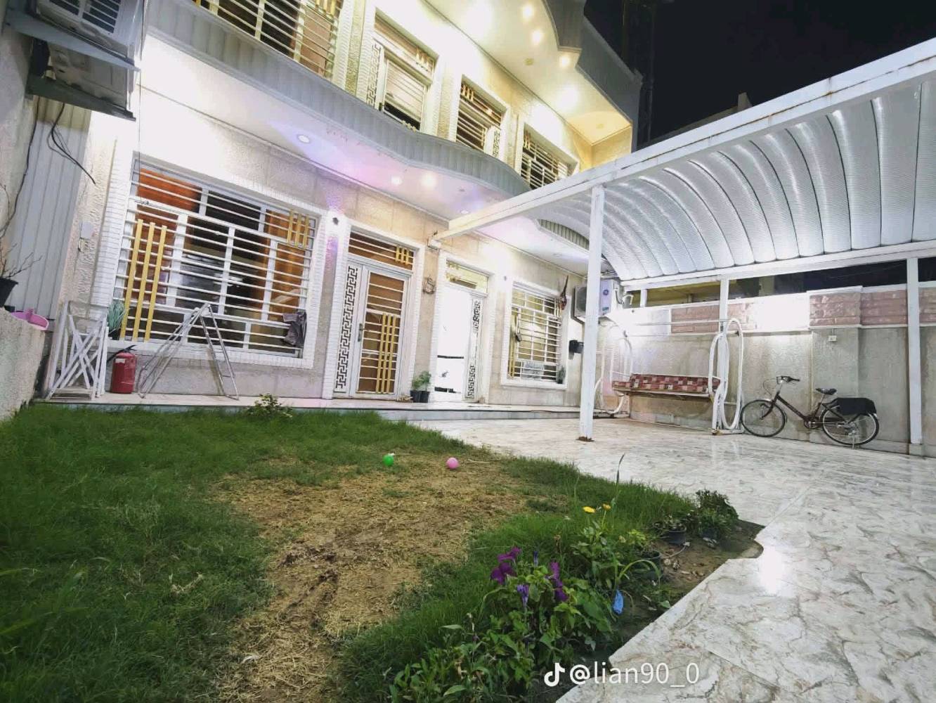 🏠 بيت للبيع - تصميم حديث (بناء 2023) 🏠
فرصة مميزة لامتلاك منزل أحلامك في قلب العمارة، بمواصفات عصرية وبناء درجة أولى.
📍 الموقع: منطقة القطاع - شارع نعمة الريفي (قرب روضة الرياحين).
📐 المساحة: 225 متر مربع.
📏 الأبعاد: الواجهة 9 متر × النزال 25 متر.
📜 السند: طابو صرف (ملك صرف).
✅ تفاصيل الطابق الأول:
الخارج: كراج واسع وحديقة بمساحة (9×9) متر.
الاستقبال: غرفتين للضيوف بتصميم مريح.
صالة مفتوحة بنظام "مودرن" على المطبخ.
يتوفر مطبخ "حار" إضافي + مجموعات صحية.
الجناح الخاص: غرفة نوم كبيرة (4×7) بنظام (سويت) داخلها حمام + مخزن خاص.
✅ تفاصيل الطابق الثاني:
غرفتين نوم إضافية.
صالة معيشة.
سطح كبير واسع.
🏗️ ملاحظة: البناء كونكريت بالكامل وأُنجز في عام 2023 (جاهز للسكن الفوري  
سعر بيت  500 بي مجال  قليل