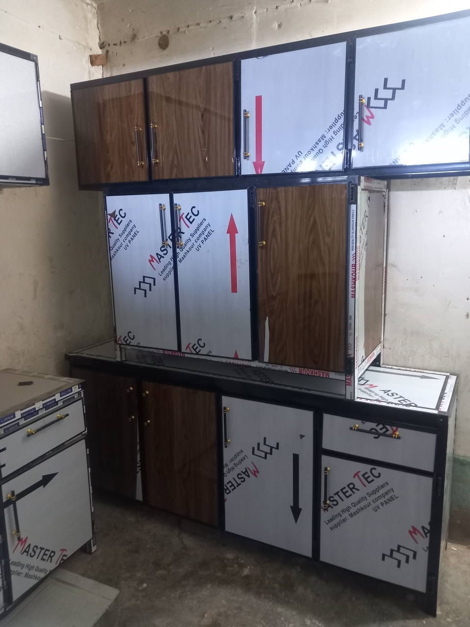 معرض ومعمل الاخوين لبيع وشراء الاثاث الجديد والمستعمل عمل انواع المطابخ والكاونترات حسب طلب الزبون انواع الجزامات ولدواليب  والكناتير الامنيوم يوجد اقصاد على مدار  6 اشهر اي موديل بالك بس دز الصور والقياس واحنه حاضرين العنوان الانبار القائم مقابل مركز الشباب هاتف ***********
