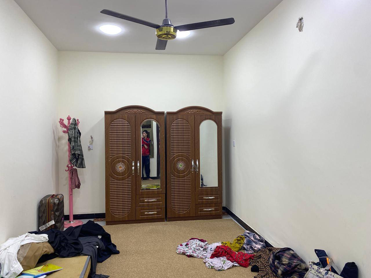 دار ٨٤ متر للبيع للبيع الغزالية شارع المرور مربع الرافدين بناء من الاساس يحتوي على صالة ومطبخ و ٣ غرف نوم و ٢ صحيات الارضية بورسلين ابواب قاصة شبابيك المنيوم للأستفسار ((***********)) او زيارتنا مكتب المختار للعقار شارع المشجر مقابل فلافل لبنان
