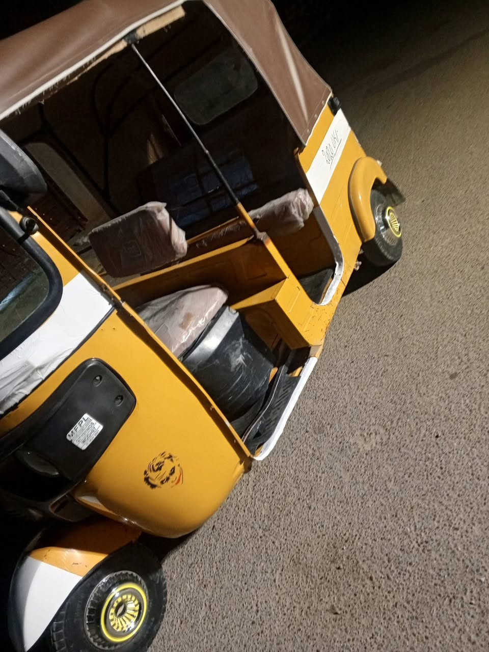 السلام عليكم تكتك للبيع رقم كربلاء موديل عشرين مكينه مكفوله كشر بي صبق بالقد وبي بتكمه تري وين مايعجبك زيرو السعر 5700 بيها مجال بصيط جاهزه كبل للشارع ربع مذب عليها ‏‪***********‬‏
