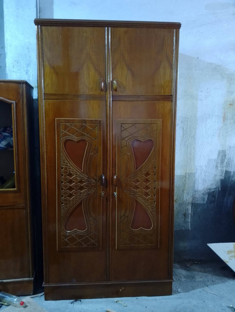 السلام عليكم كنتور 2 باب طابقين نجاره درجه اولى نضافه فول اخو الجديد استخدام قليل  العنوان حله شارع ابو القاسم الرقم *********** واتس
