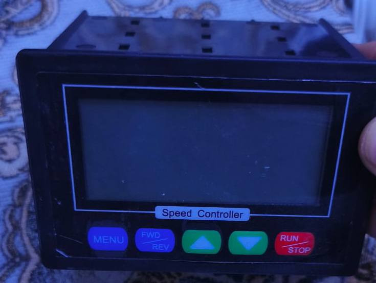 متوفر جهاز منظم سرعة محرك التيار المستمر (DC Motor Speed Controller)، ويتميز بوظائف متعددة وشاشة LCD رقمية. 
المواصفات الفنية الرئيسية
جهد التشغيل: يعمل بجهد يتراوح بين 10 إلى 55 فولت تيار مستمر.
التيار الأقصى: يدعم تياراً يصل إلى 30 أمبير أو 40 أمبير اعتمادًا على الطراز.
نوع التحكم: يستخدم تقنية تعديل عرض النبضة (PWM) للتحكم الدقيق في السرعة.
الاتجاه: يدعم التحكم في اتجاه الدوران (للأمام/للخلف). 
المميزات والوظائف
شاشة LCD: تعرض سرعة المحرك كنسبة مئوية (0-100%) وتوضح حالة التشغيل.
برمجة الإعدادات: يحتوي على إعدادات قابلة للبرمجة مثل ضبط وقت البدء البطيء (Soft Start) ووقت التوقف البطيء.
مؤقت (Timer): يتيح ضبط مؤقت لتشغيل المحرك لفترة محددة.
حماية: يوفر حماية متقدمة ضد الجهد المنخفض والتيار الزائد.  
سعر القطعة 15
@أبرز المعجبين


**إذا كنت صاحب هذا الإعلان وتريد حذفه لأي سبب، رجاءا أرسل رسالة إلى الدعم الفني**