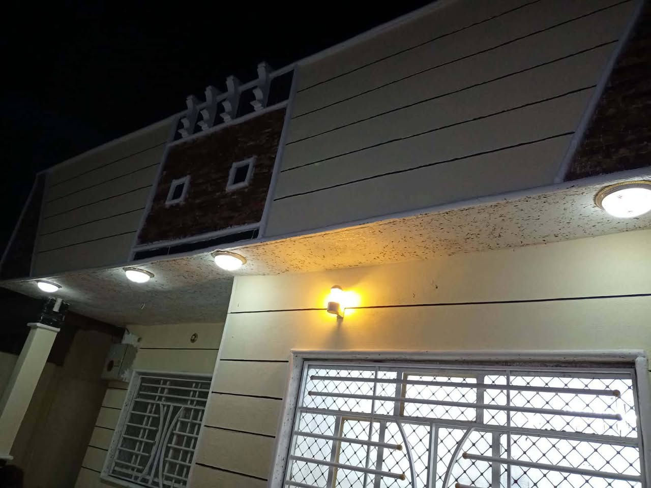 بيت للايجار طابقين مكان حي المعلمين يحتوي على غرف4 و صاله و مطبخ و كليدور2 و مجمع صحيات و حديقه و كراج

لتواصل والاستفسار (***********)
