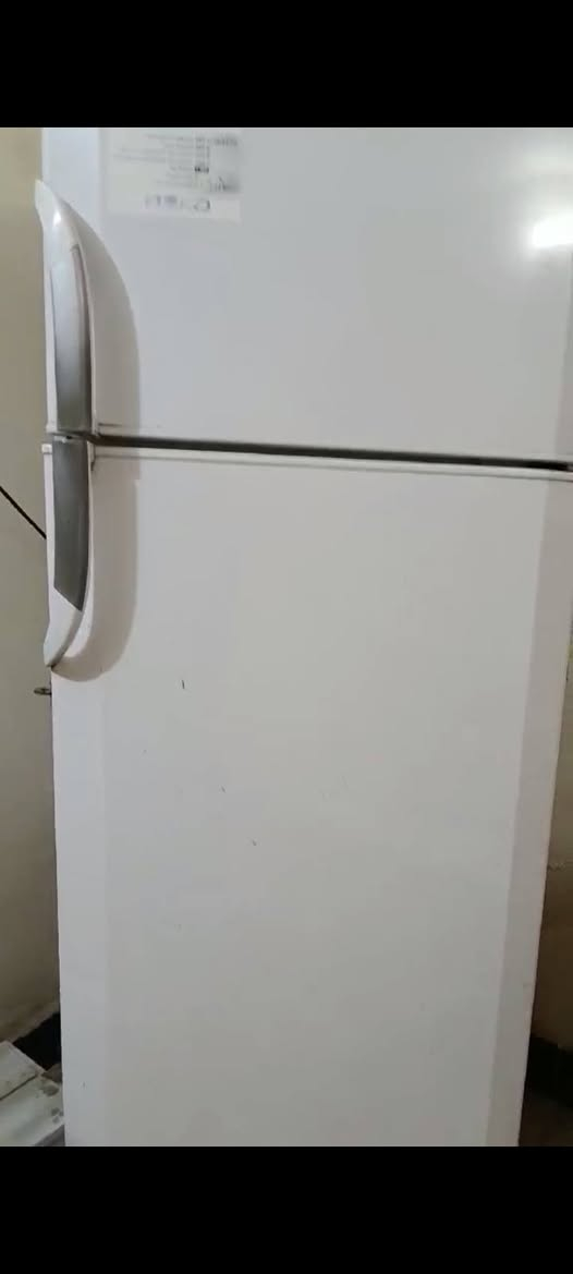 ثلاجھ مستعملھ للبيع 
 الثلاجه. جبيرة وقديمه تشتغل مابيه. شي  
مابيھا اي عطل للبيع بسعر مناسب جدا 200 الف فقط


**إذا كنت صاحب هذا الإعلان وتريد حذفه لأي سبب، رجاءا أرسل رسالة إلى الدعم الفني**