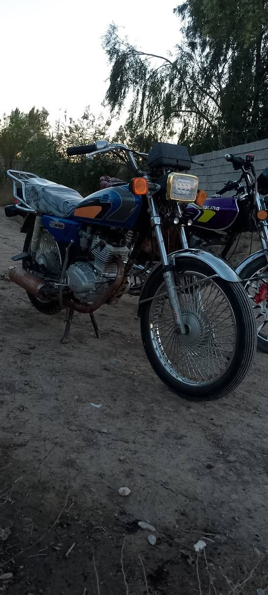 سلام عليكم دراجة تايكر موديل 20 كاملة كل نقص مابيهة تايرات جدد خلفي ومامي دبلات امامي خلفي شغالات  دراجة مفولة سعر 400 وبيهة مجال كلها عل بلاد مامتعوبة مكاني ديالى تقاطع الوجيهية رقم *********** بس تصال فقط           وماسنجر
