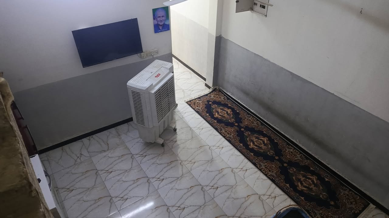 سلام عليكم بيت لبيع البلديات الظباط الثانيه 
قرب معجنات لبنان 
المساحه 100متر 
طابقين 
يحتوي ستقبال+صاله+مطبخ +مطبخ +غرفت نوم 
الطابق ثاني +غرفتين نوم+ صاله + بيتونه وصطحين 
استفسار رقم ***********

