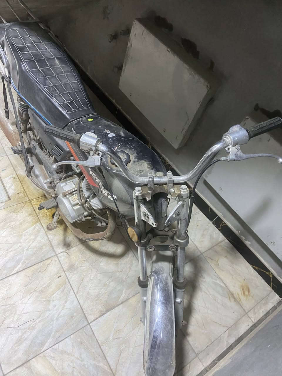 السلام عليكم ناما امتياز دخوليه ام قصر مديل 22 أوراق باسمي اوراقه اصليه مو سكنر الدراجه محرك نضيف الدراجه نقصه لايت وعينه وأشاير السعر (750 )وبيه مجال حك الجيه والموشراي لا يكسر بسعره مكاني البصره ابي الخصيب السراجي رقم الهاتف ***********
