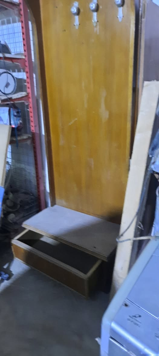 البيع زاوية ملابس بيه جراره تسكام خشب سعر ب 《25》 بيه مجال الشراي العنوان ميسان عماره اتصل واتساب موجود 《***********》 عمارة, ميسان
