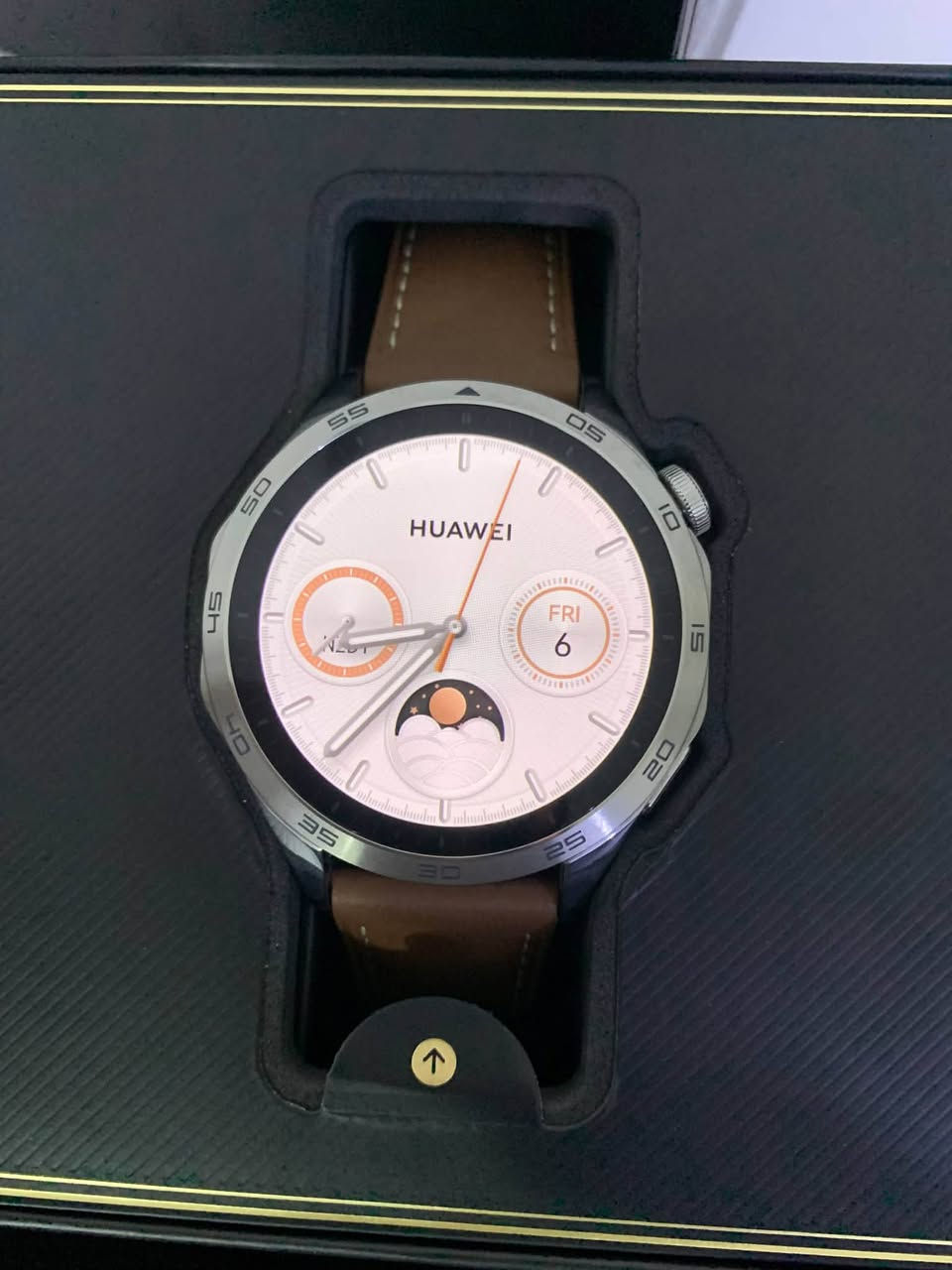⌚ للبيع | Huawei Watch GT 4 (46mm)
✅ الموديل: Huawei Watch GT 4
✅ رقم الطراز: PNX-B19
✅ المقاس: 46mm
✅ اللون: فضي مع سوار جلدي بني
✅ شاشة AMOLED عالية الدقة
✅ مكالمات عبر البلوتوث
✅ قياس نبضات القلب ونسبة الأوكسجين SpO₂
✅ تتبع النوم والنشاطات الرياضية
✅ بطارية تدوم حتى 14 يومًا
✅ مقاومة للماء
✅ مع العلبة الأصلية والشاحن

📦 الحالة:أوبن بوكس بعدها لوك.
💰 السعر: 275 الف وبيها مجال شوي(الجديدة تنباع ب340 الف)

للاستفسار أو الشراء خاص


**إذا كنت صاحب هذا الإعلان وتريد حذفه لأي سبب، رجاءا أرسل رسالة إلى الدعم الفني**
